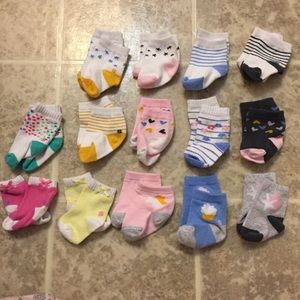 14 pairs of baby socks, size sm/3-12 months